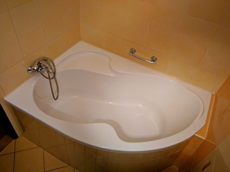 Compact Corner Bathtub
